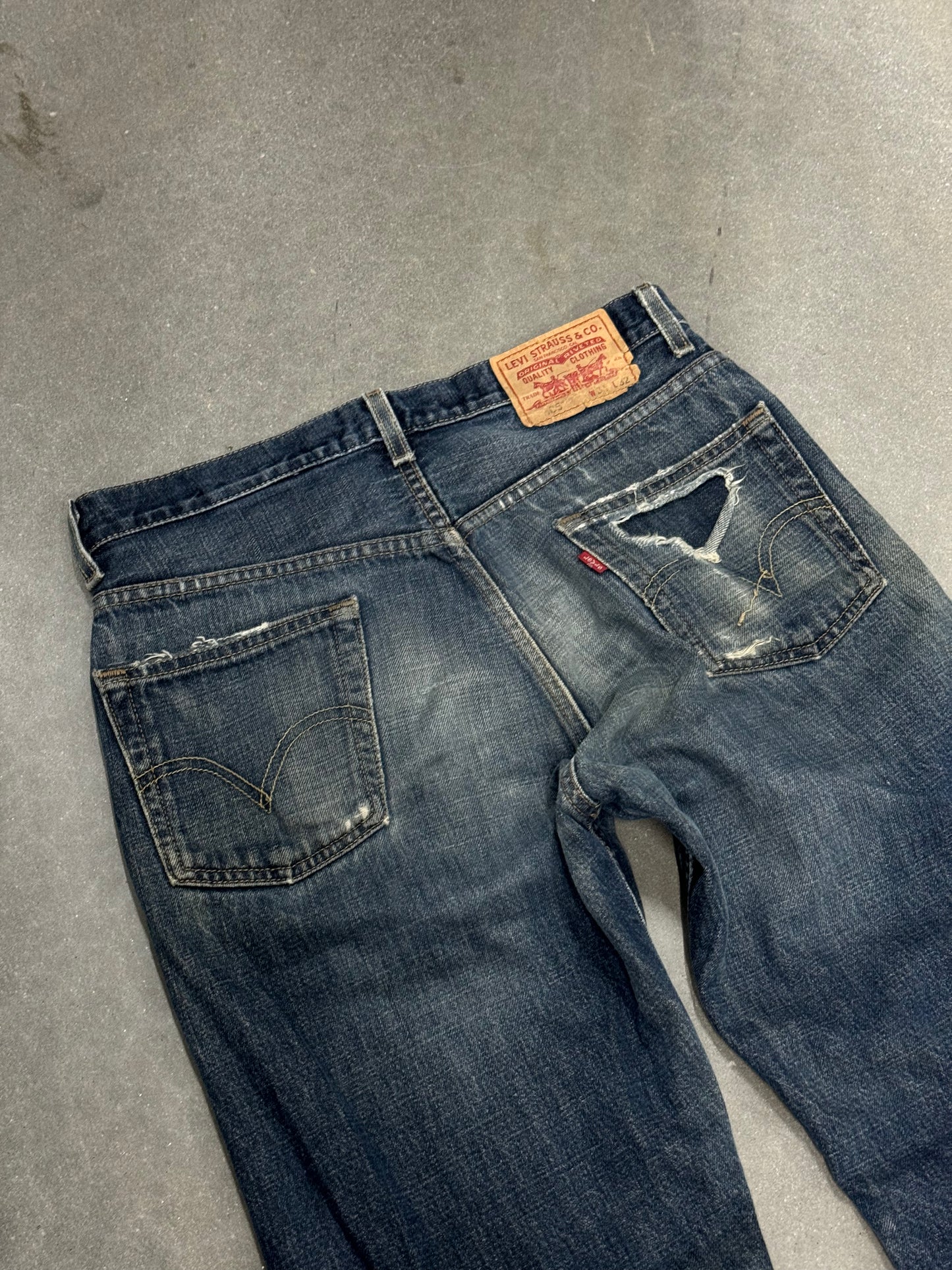 Vintage Y2K Thrashed Levis 505 Released Hem Jeans [31x32]