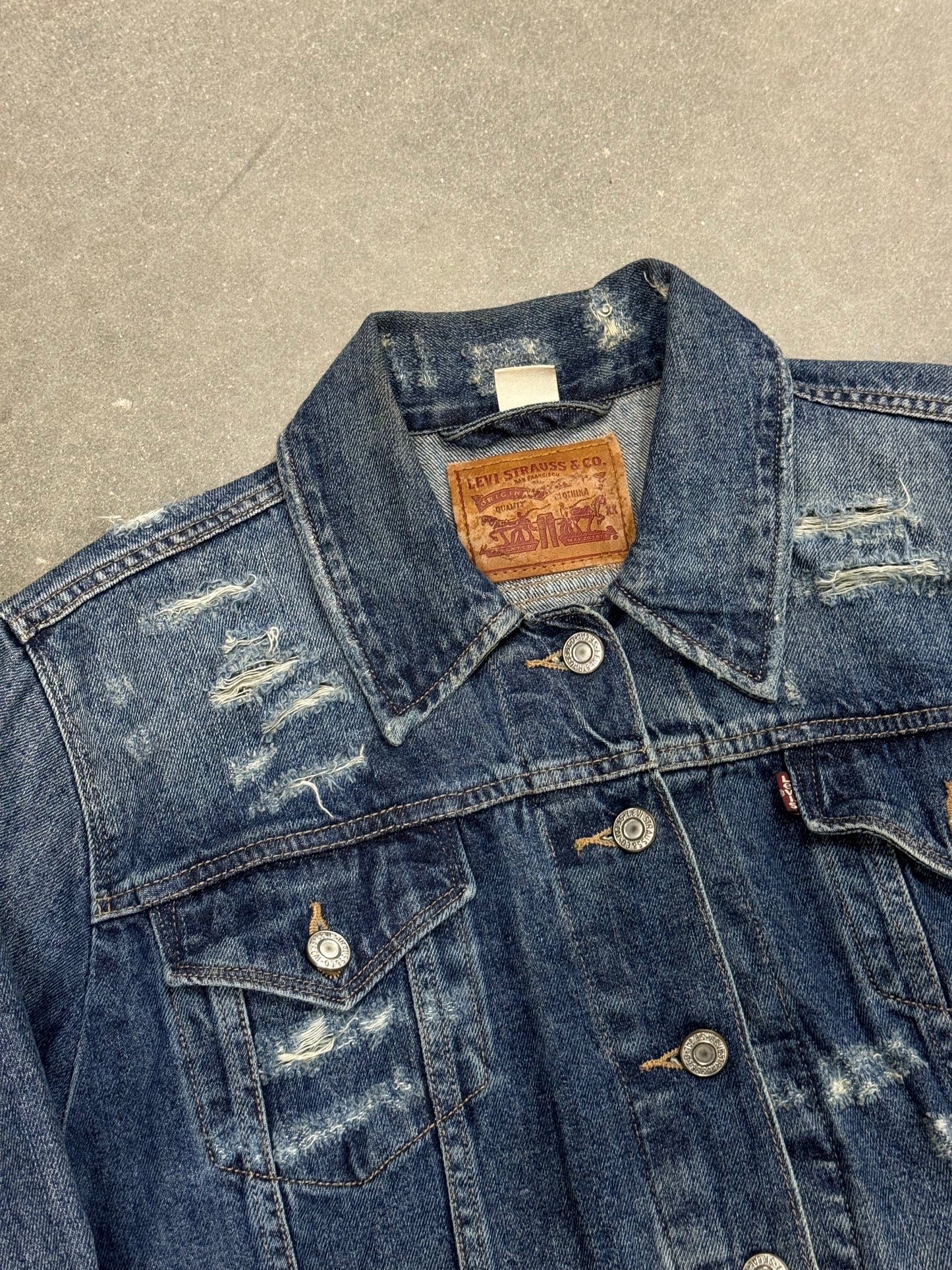 Vintage Y2K Distressed Cropped Levis Jacket [L/XL]